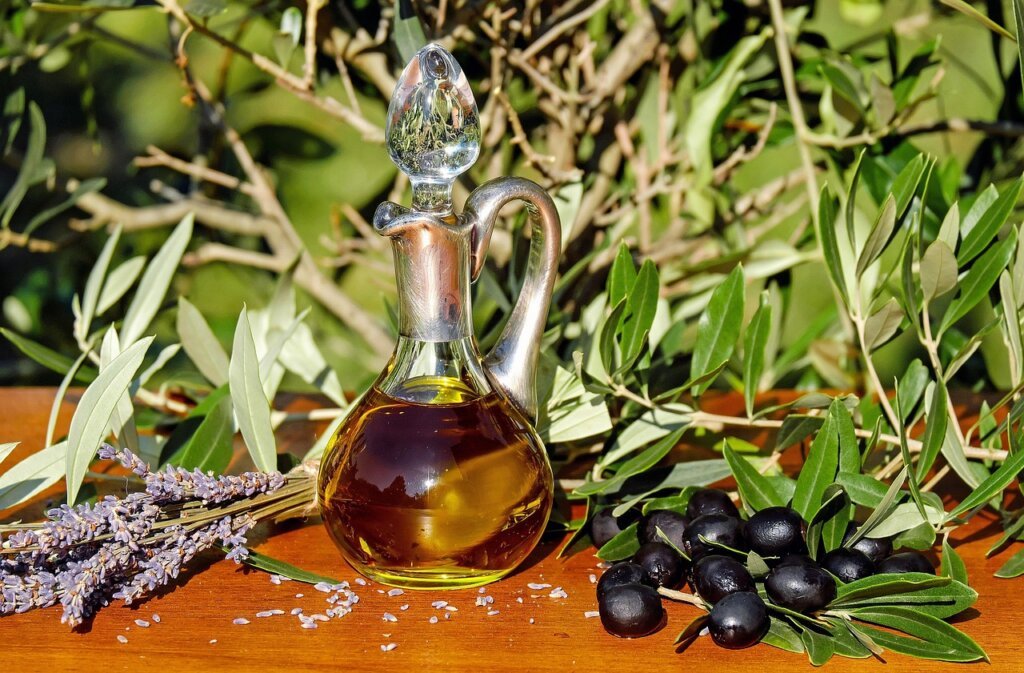clove essential oil drops mixed with ethanol in a small glass container
