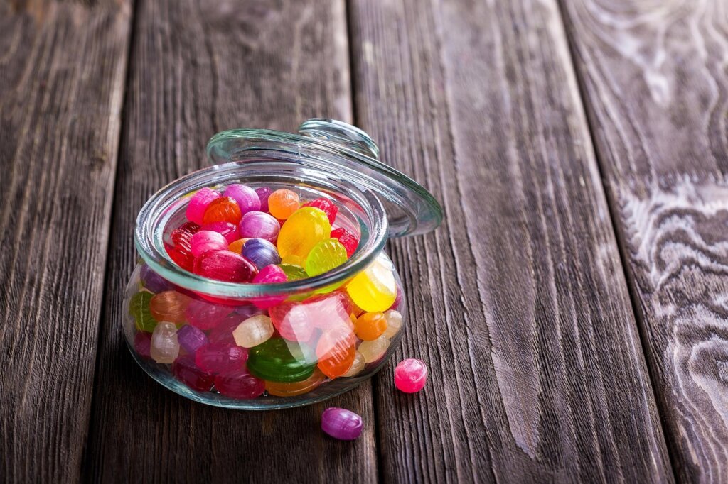 glass food storage containers with colorful vegetables inside
