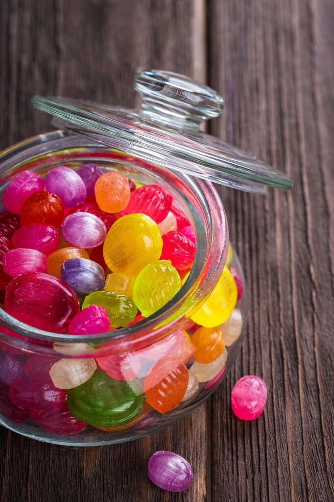 spoon being used to pry open glass jar lid edge
