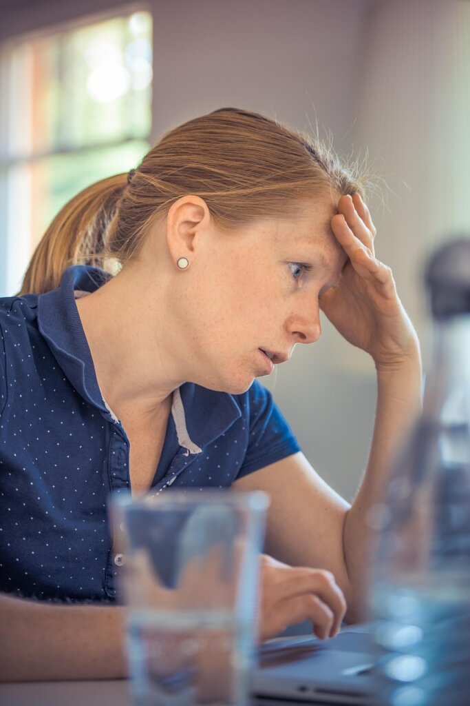 woman using laptop to check government benefit eligibility on Hometax website