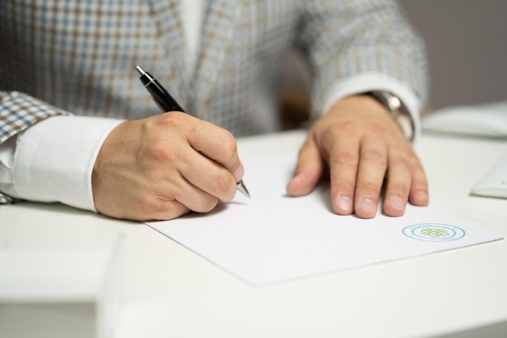 korean worker collecting resignation evidence documents