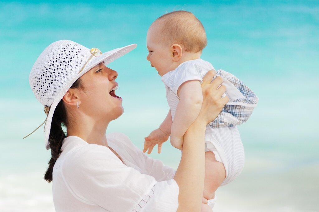 happy Korean working mom with baby, confident expression