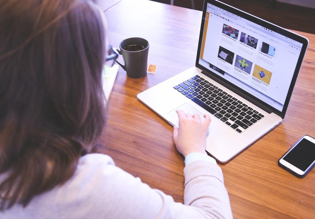 person browsing K-startup government website on desktop computer